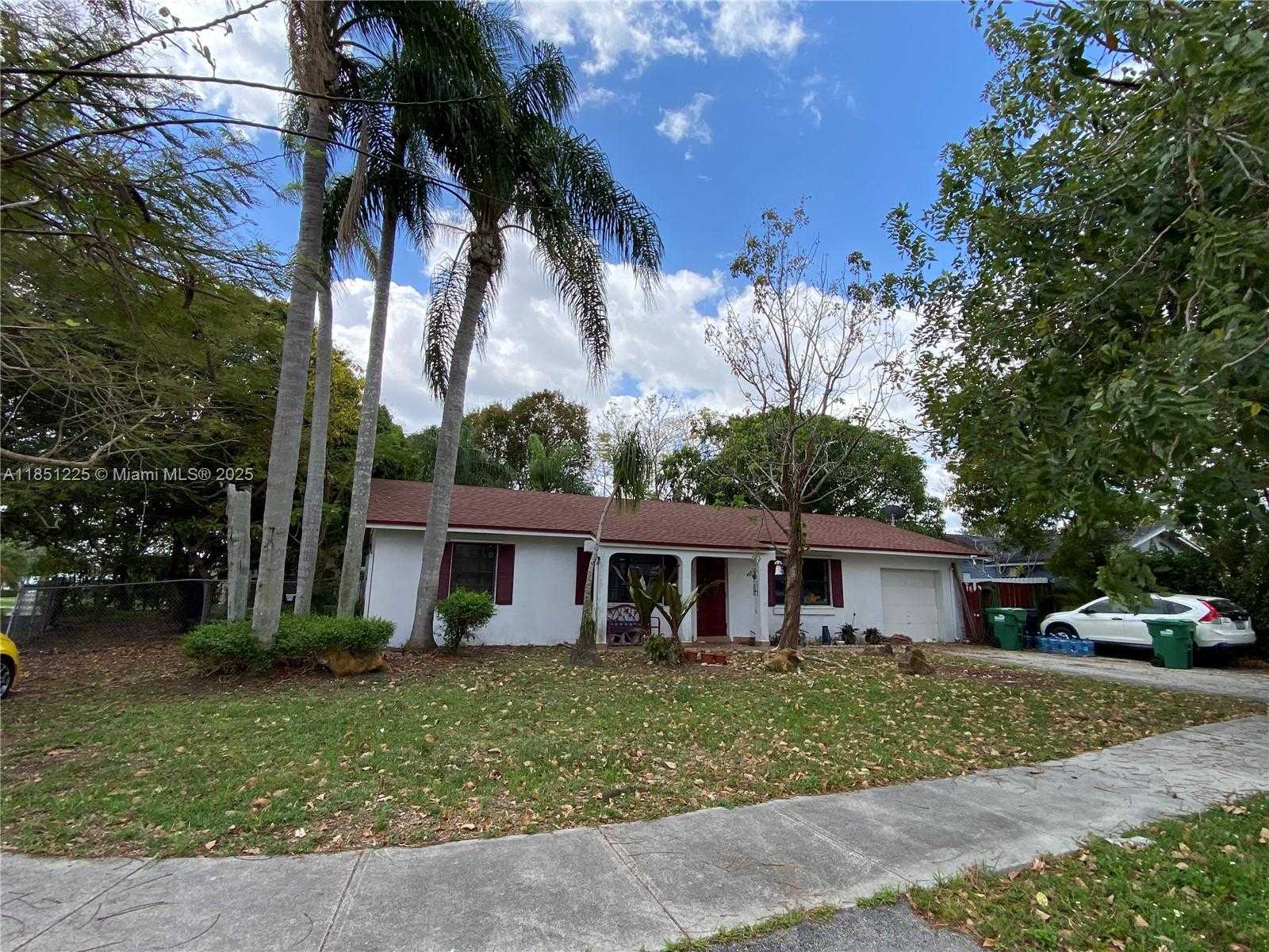Small Image of 14902 SOUTH WEST 65TH TER, Miami Number 3