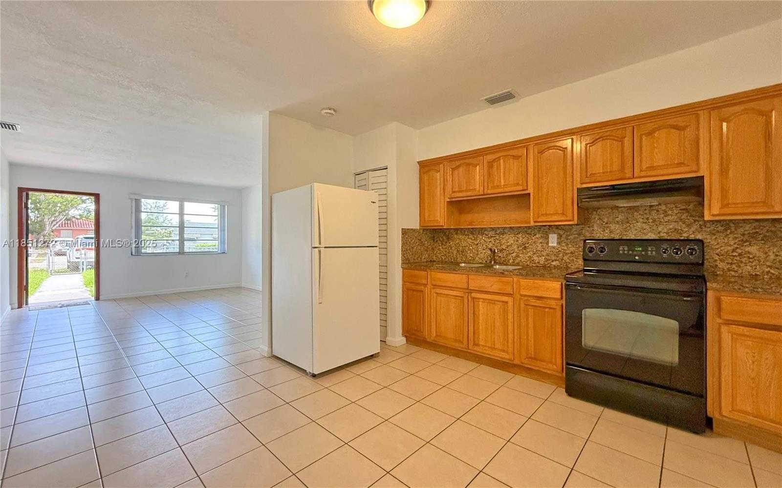 Small Image of 460 GRAND CANAL DR, Miami Number 12