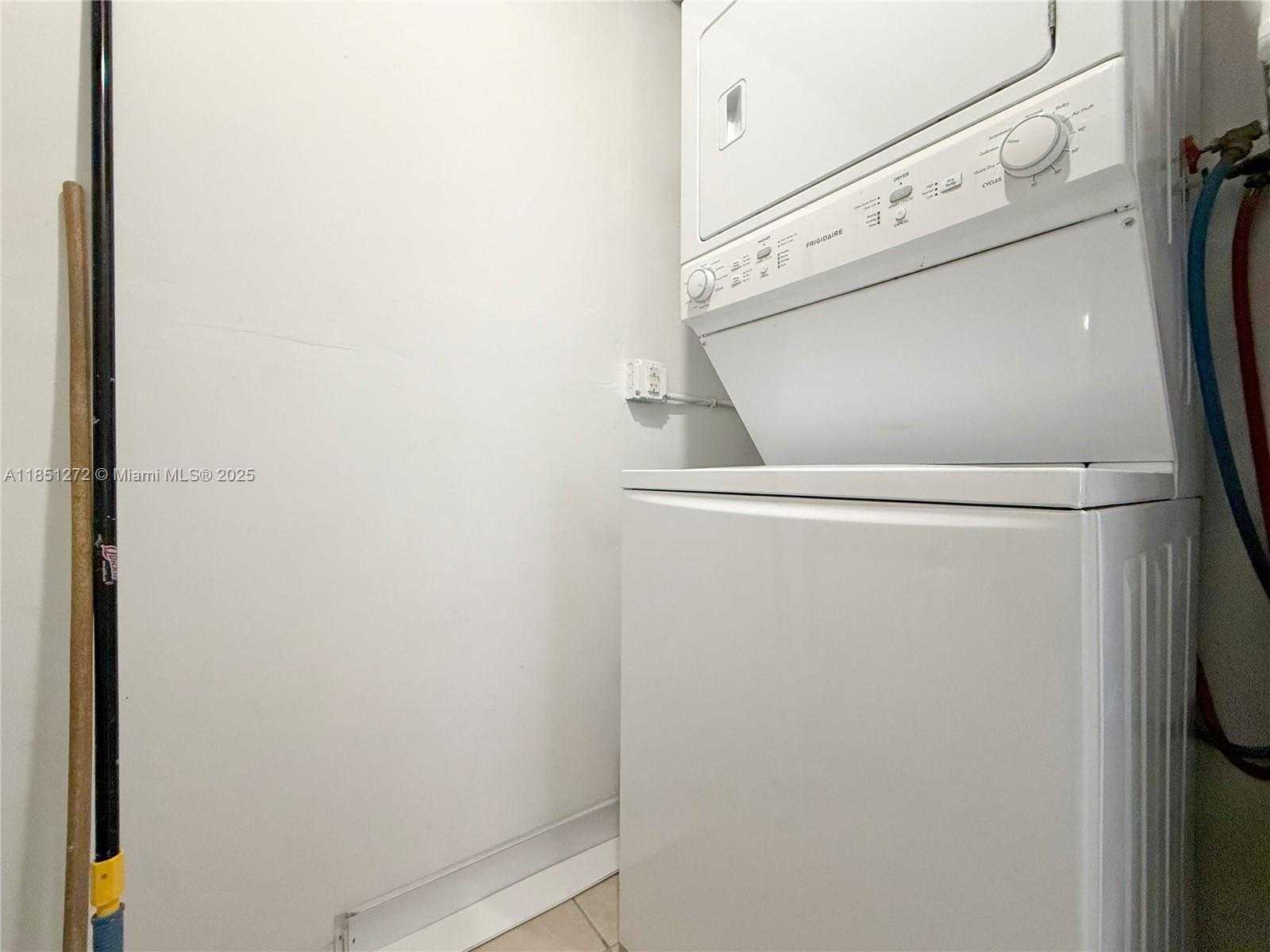 Small Image of 460 GRAND CANAL DR, Miami Number 15