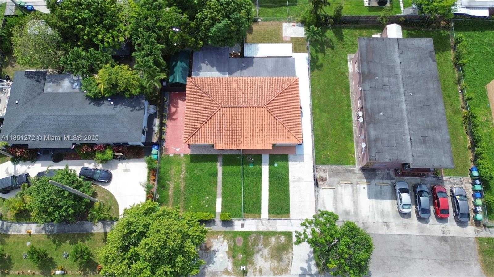 Small Image of 460 GRAND CANAL DR, Miami Number 5