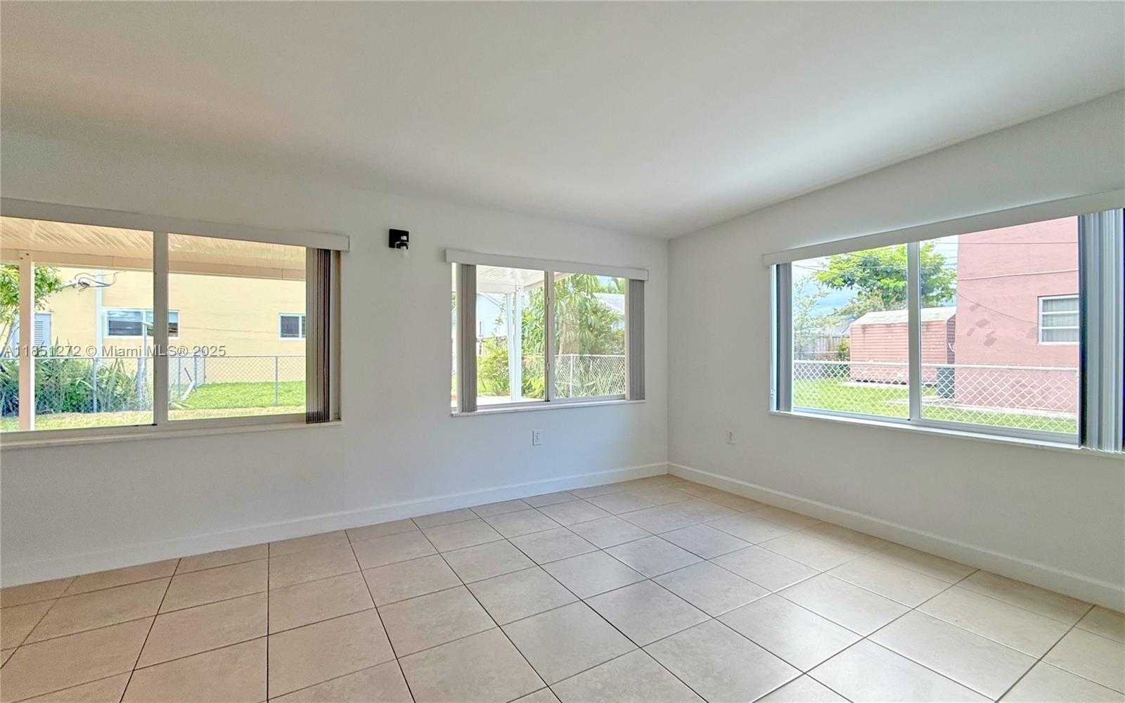 Small Image of 460 GRAND CANAL DR, Miami Number 6
