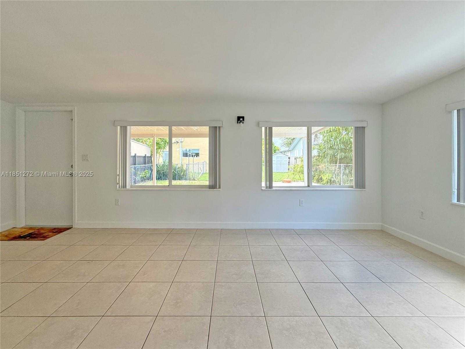 Small Image of 460 GRAND CANAL DR, Miami Number 7