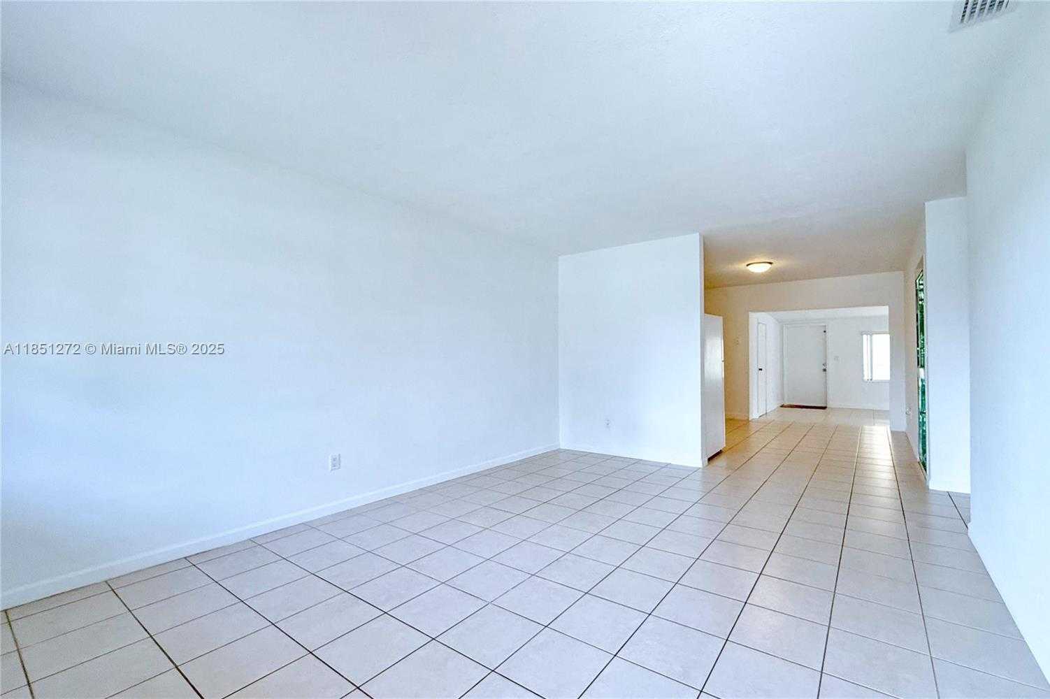 Small Image of 460 GRAND CANAL DR, Miami Number 9