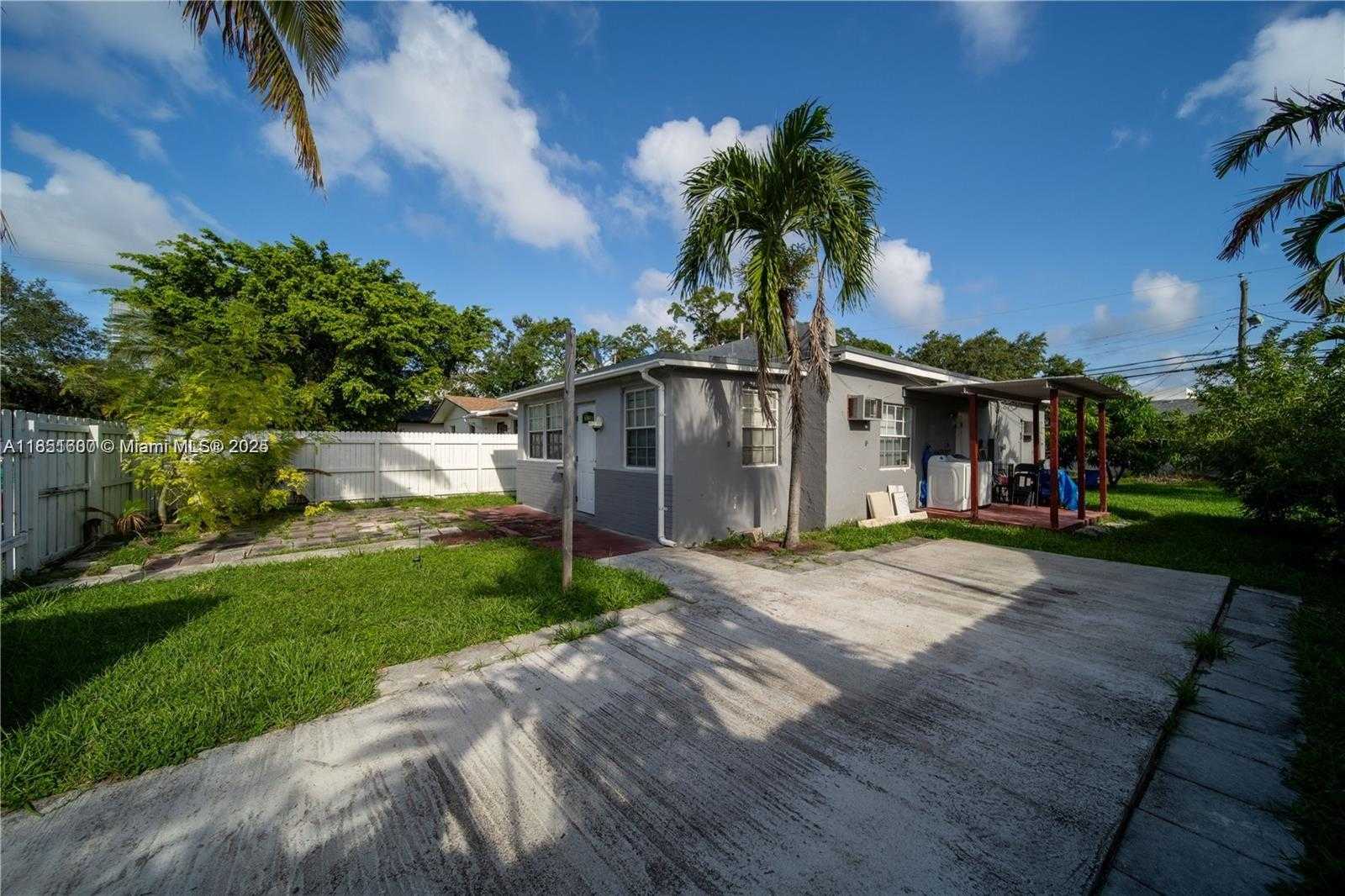 Small Image of 2632 NORTH EAST 214TH ST, Miami Number 2