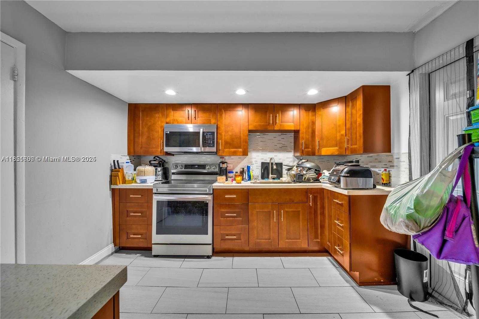 Small Image of 2632 NORTH EAST 214TH ST, Miami Number 3