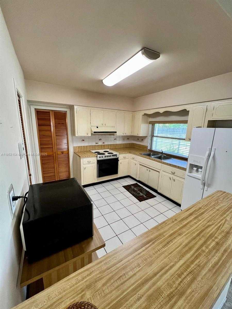 Small Image of 8151 NORTH WEST 15TH CT, Pembroke Pines Number 12