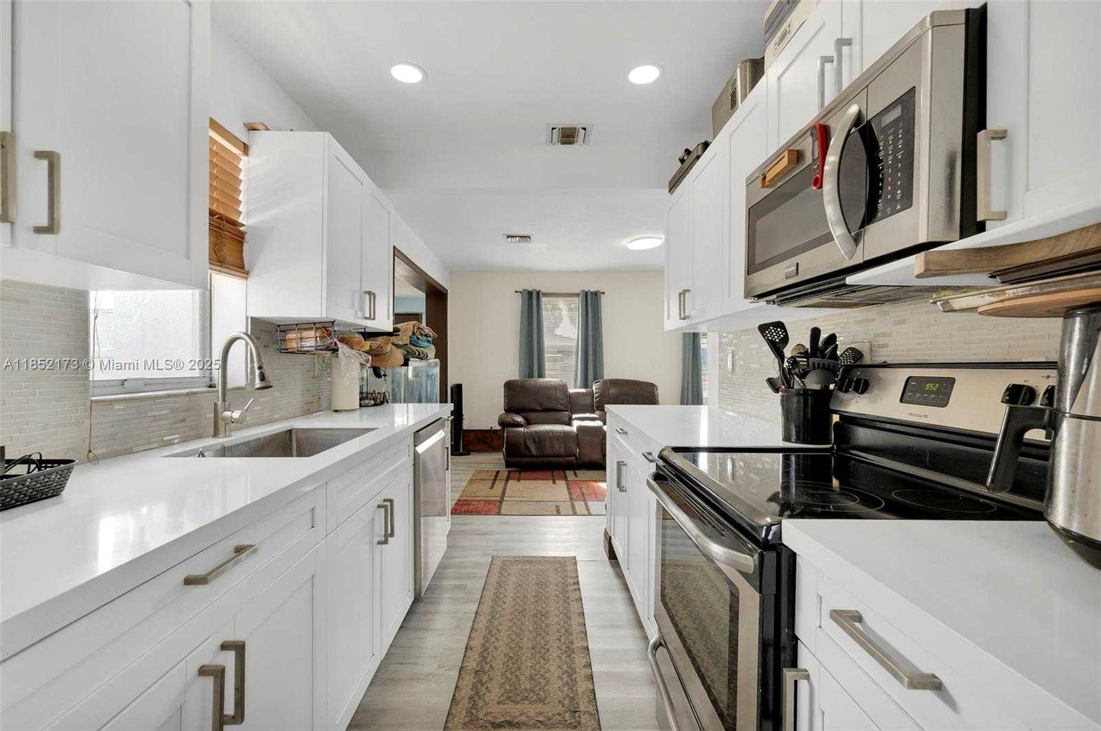 Small Image of 1417 SOUTH WEST 41ST AVE, Fort Lauderdale Number 2