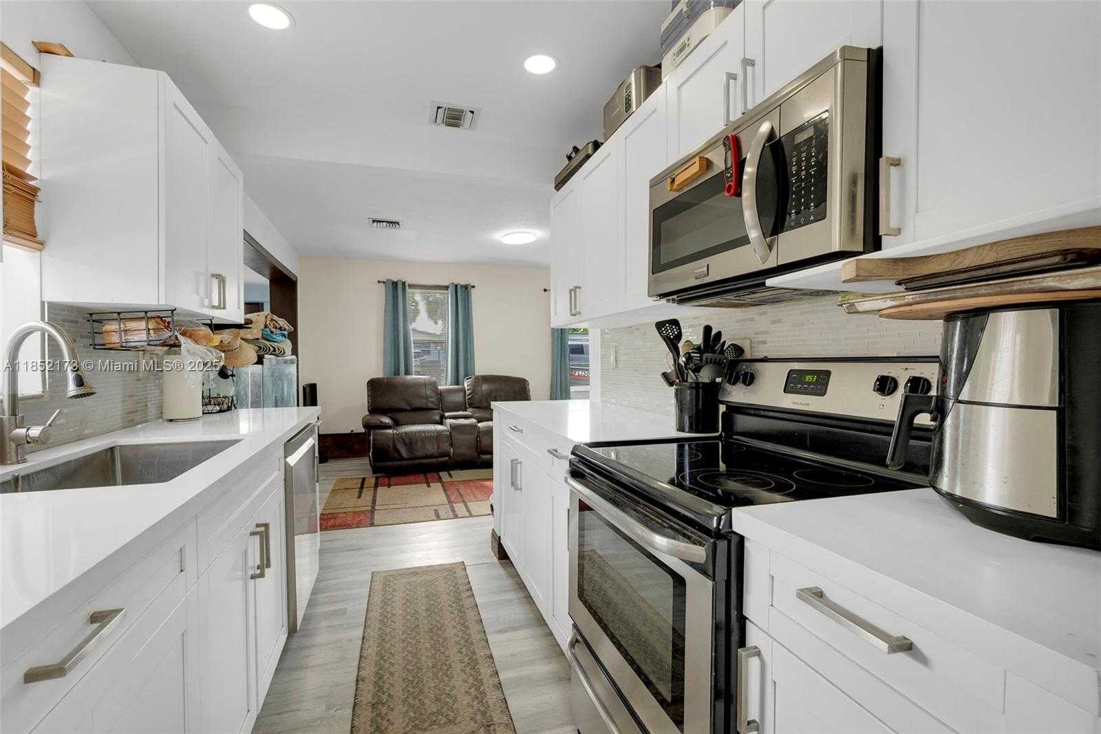 Small Image of 1417 SOUTH WEST 41ST AVE, Fort Lauderdale Number 3