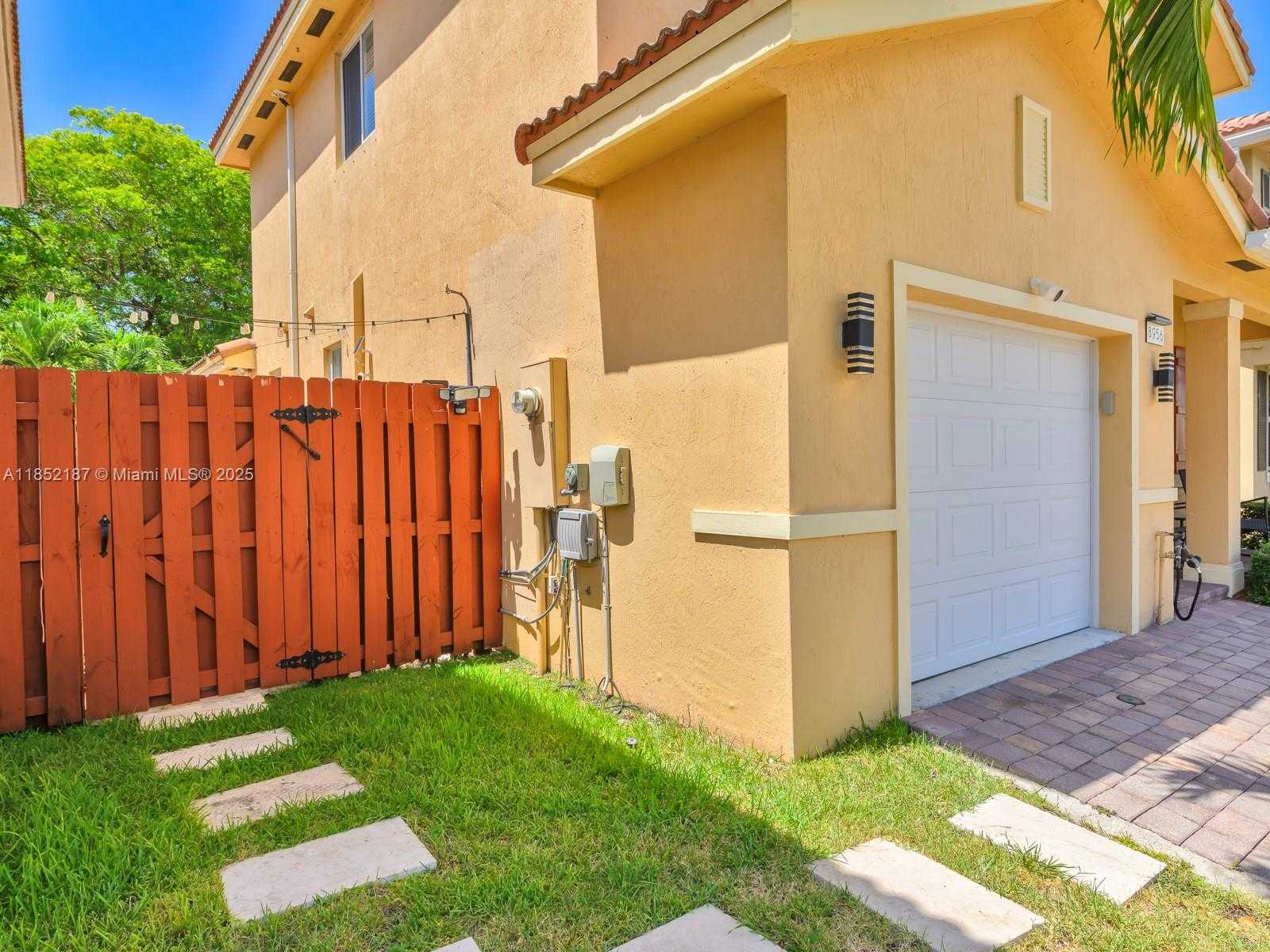 Small Image of 8956 SOUTH WEST 215TH LN, Cutler Bay Number 36