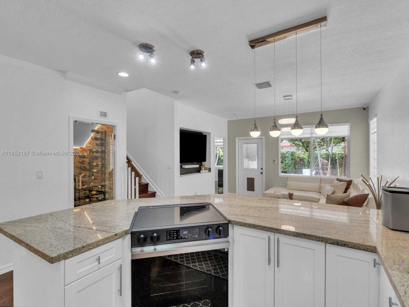 Small Image of 8956 SOUTH WEST 215TH LN, Cutler Bay Number 4