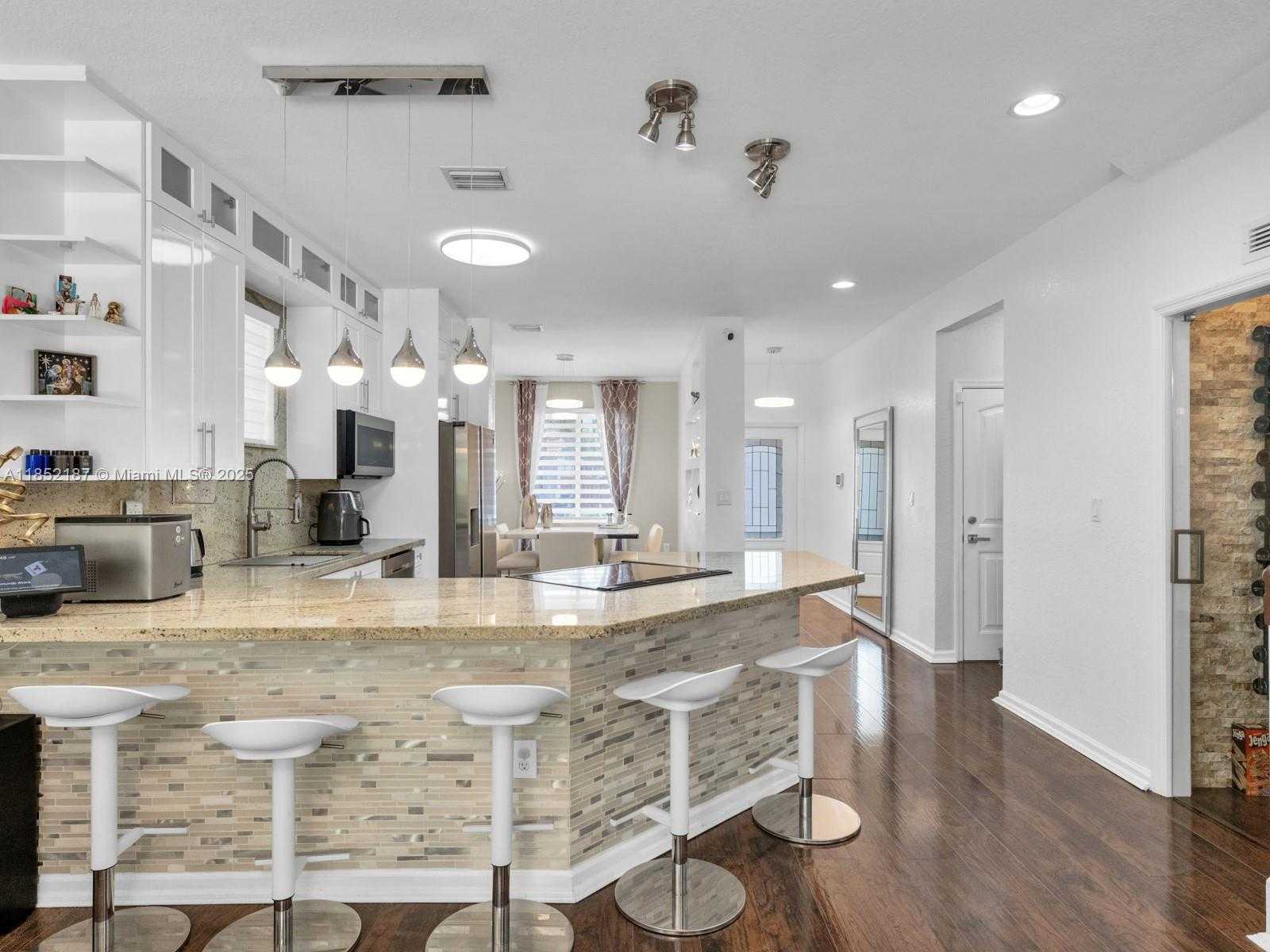 Small Image of 8956 SOUTH WEST 215TH LN, Cutler Bay Number 6