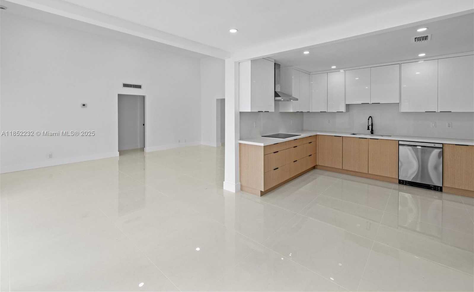 Small Image of 5000 BAYBERRY LN, Tamarac Number 10