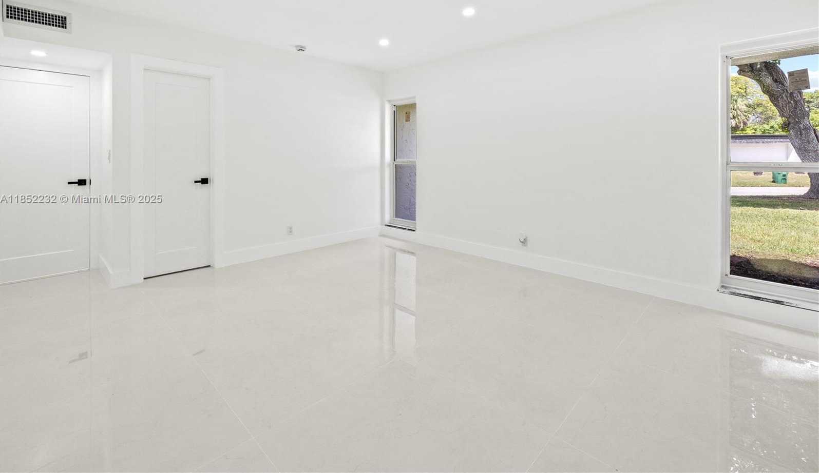 Small Image of 5000 BAYBERRY LN, Tamarac Number 17