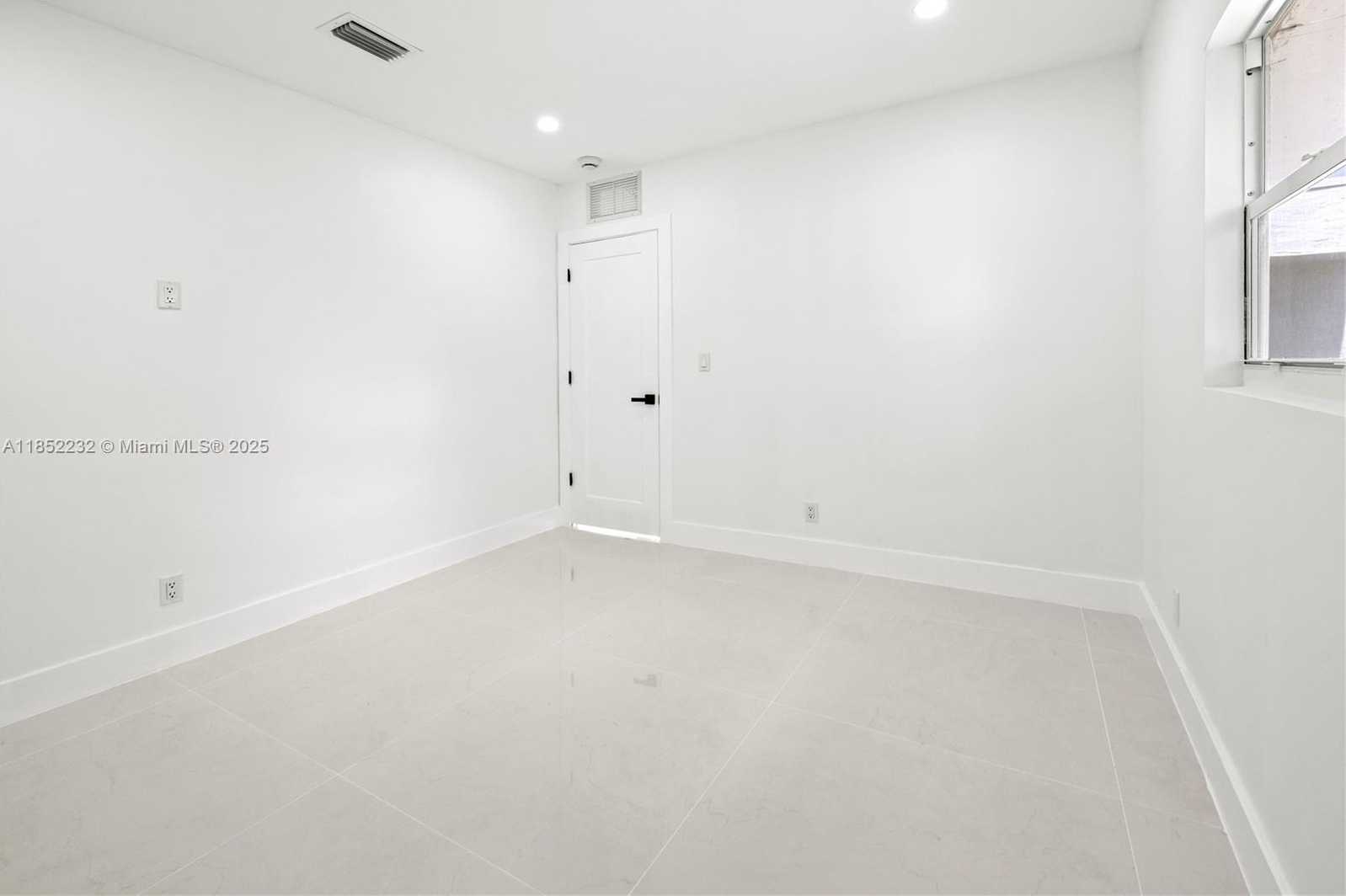 Small Image of 5000 BAYBERRY LN, Tamarac Number 24