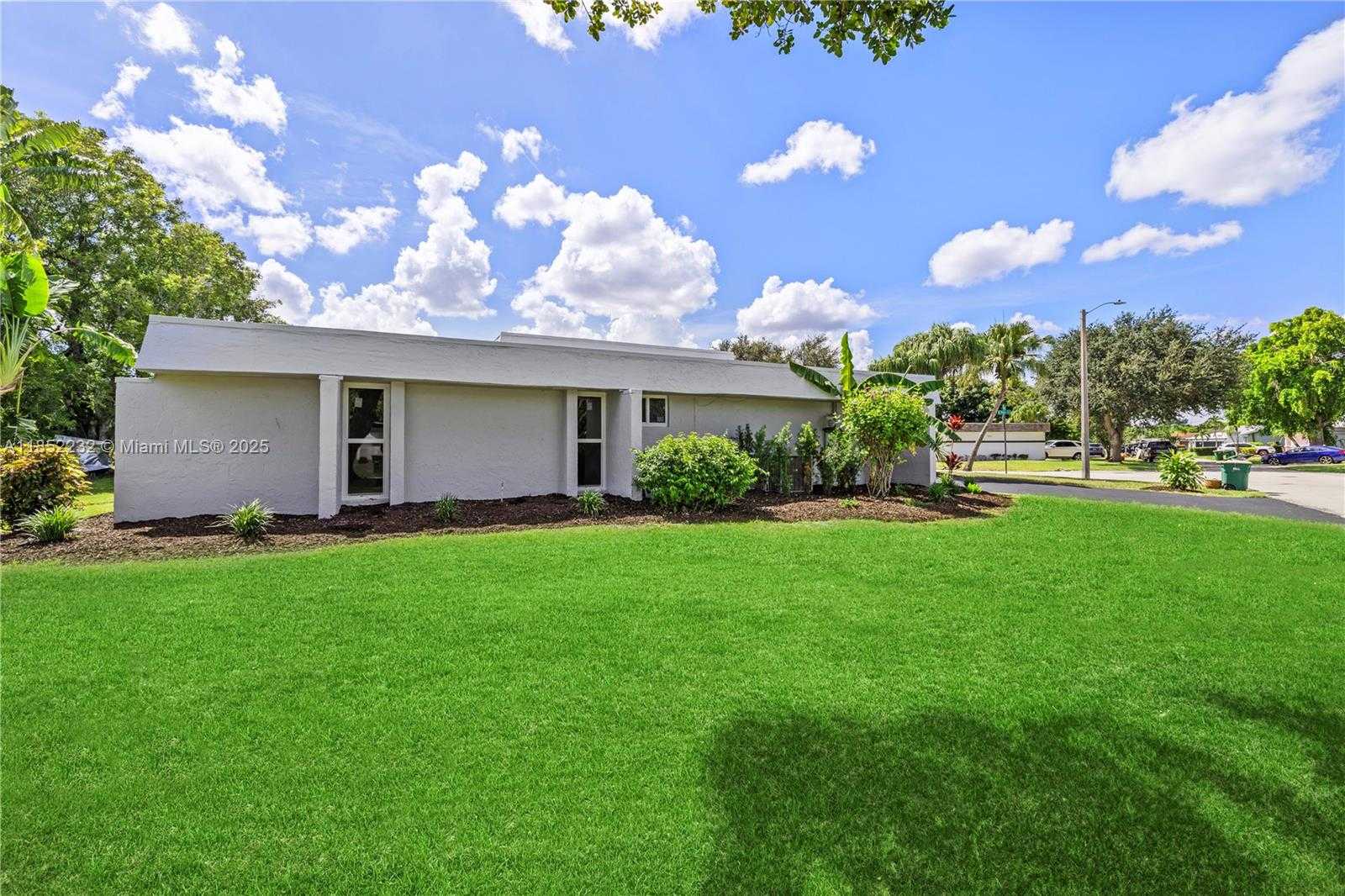 Small Image of 5000 BAYBERRY LN, Tamarac Number 33