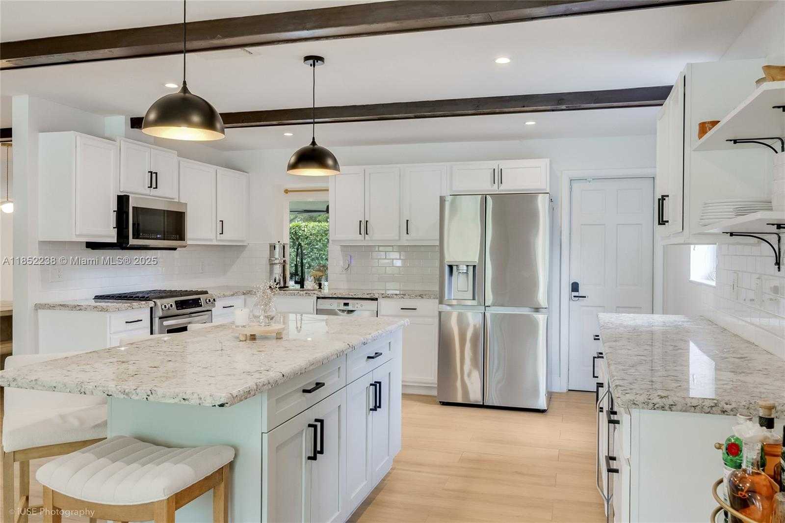 Small Image of 1144 JOHNSON ST, Hollywood Number 2
