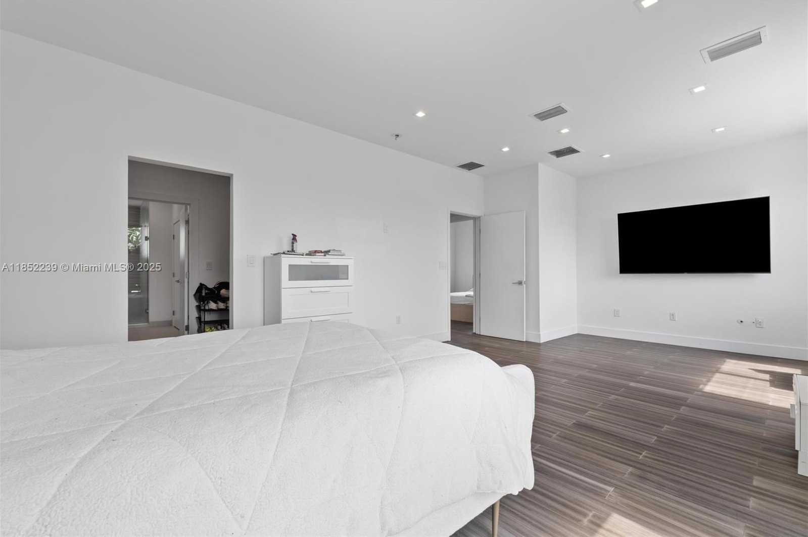 Small Image of 6810 NORTH WEST 103RD PL, Doral Number 24