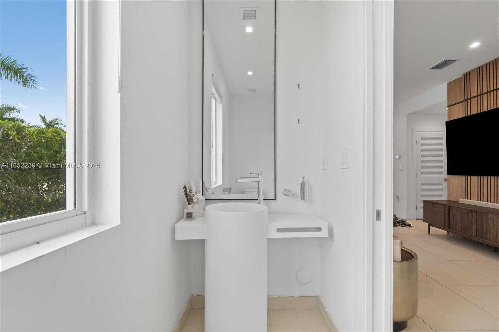 Small Image of 6810 NORTH WEST 103RD PL, Doral Number 34