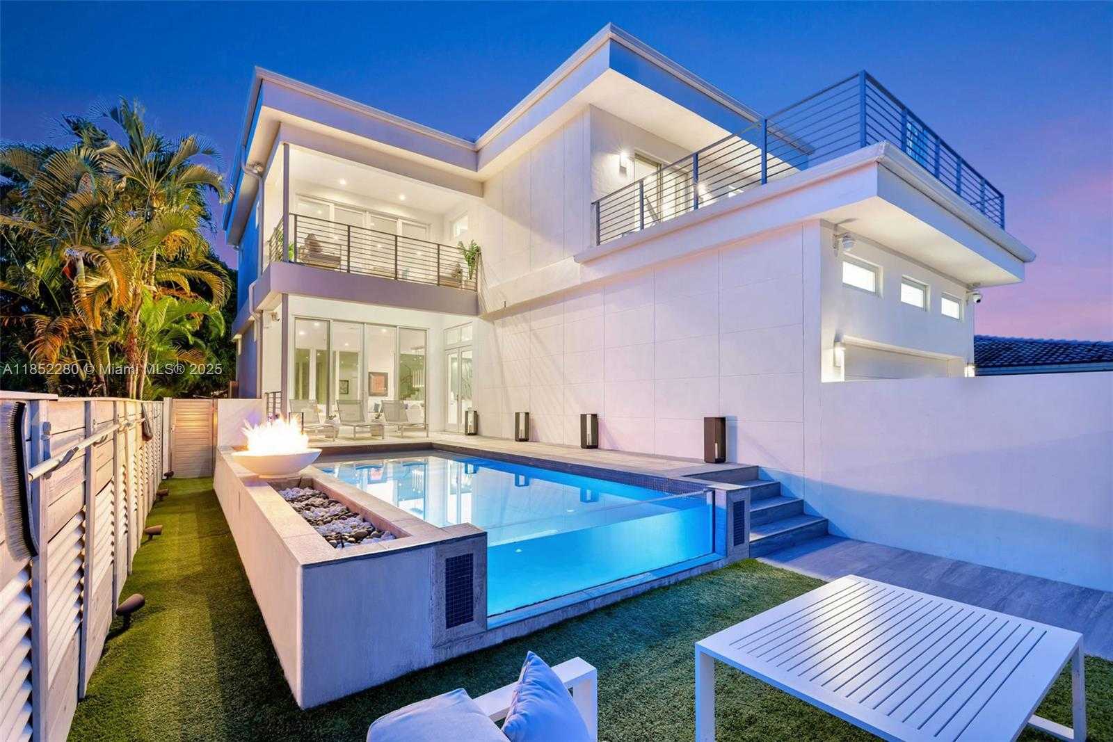 Small Image of 1243 WASHINGTON ST, Hollywood Number 2