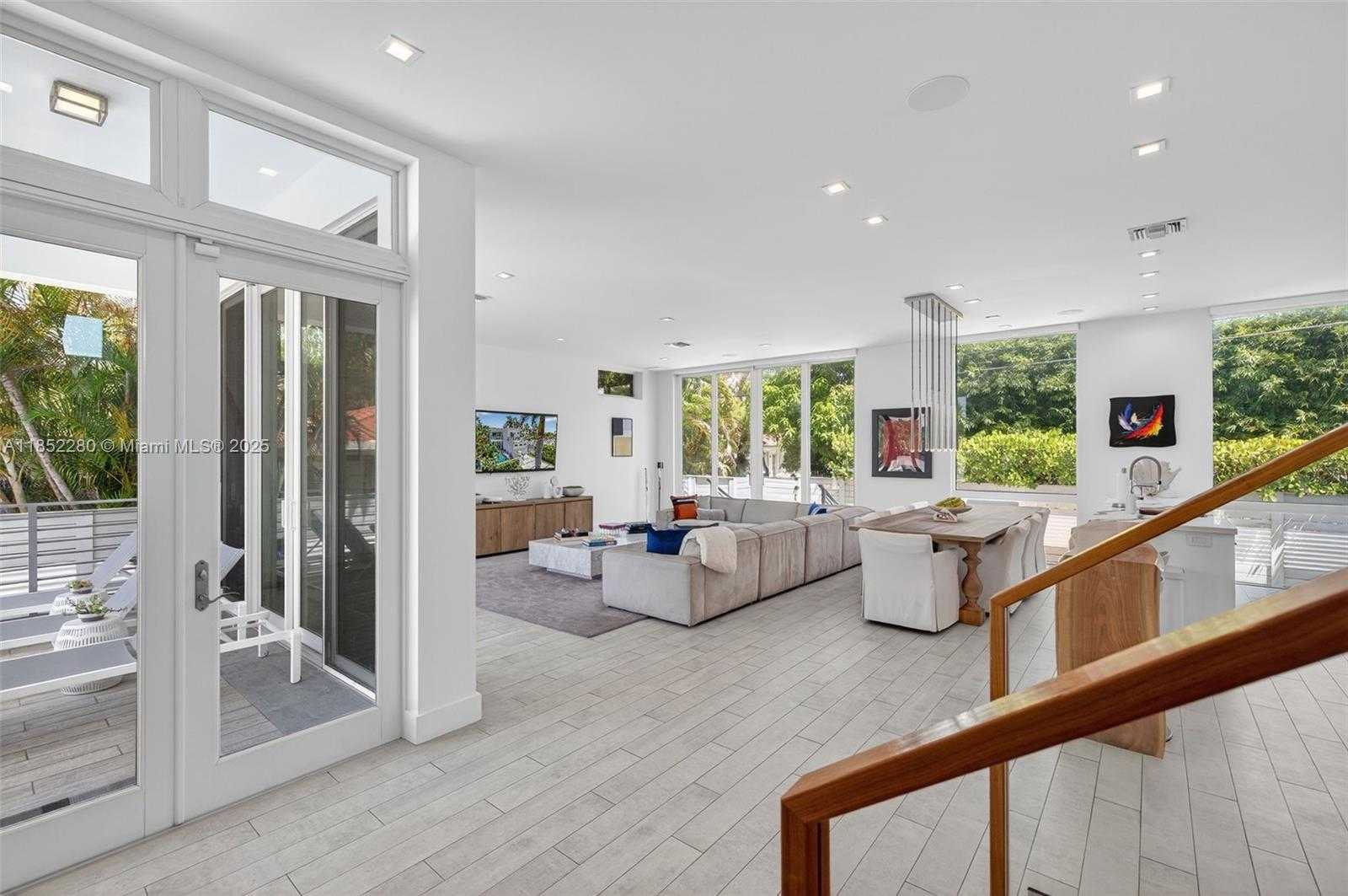 Small Image of 1243 WASHINGTON ST, Hollywood Number 5
