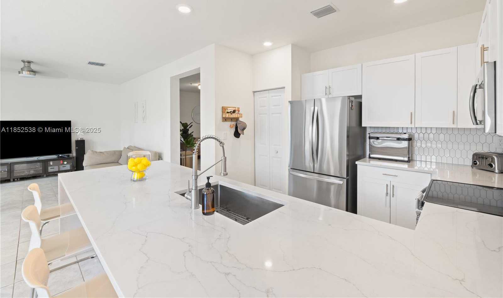 Small Image of 10488 WEST 35TH WAY, Hialeah Number 11