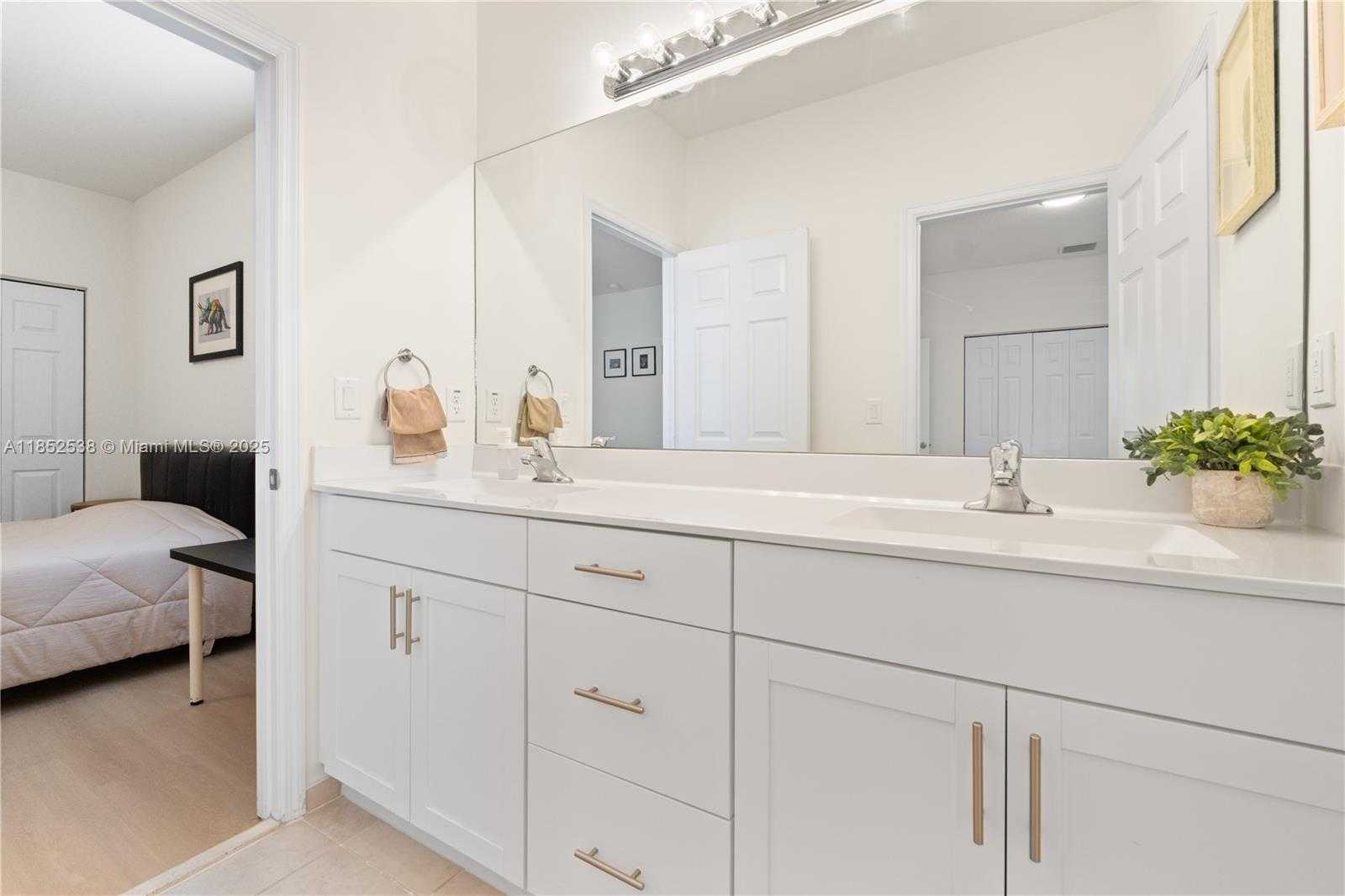 Small Image of 10488 WEST 35TH WAY, Hialeah Number 24