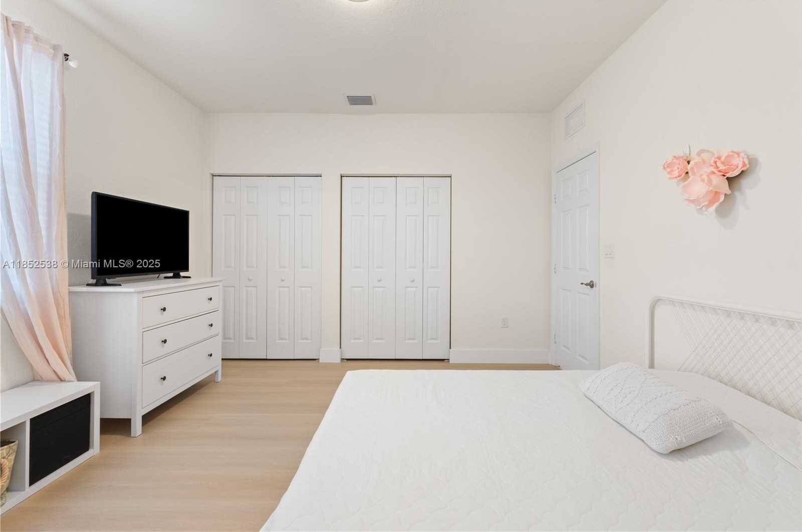 Small Image of 10488 WEST 35TH WAY, Hialeah Number 27
