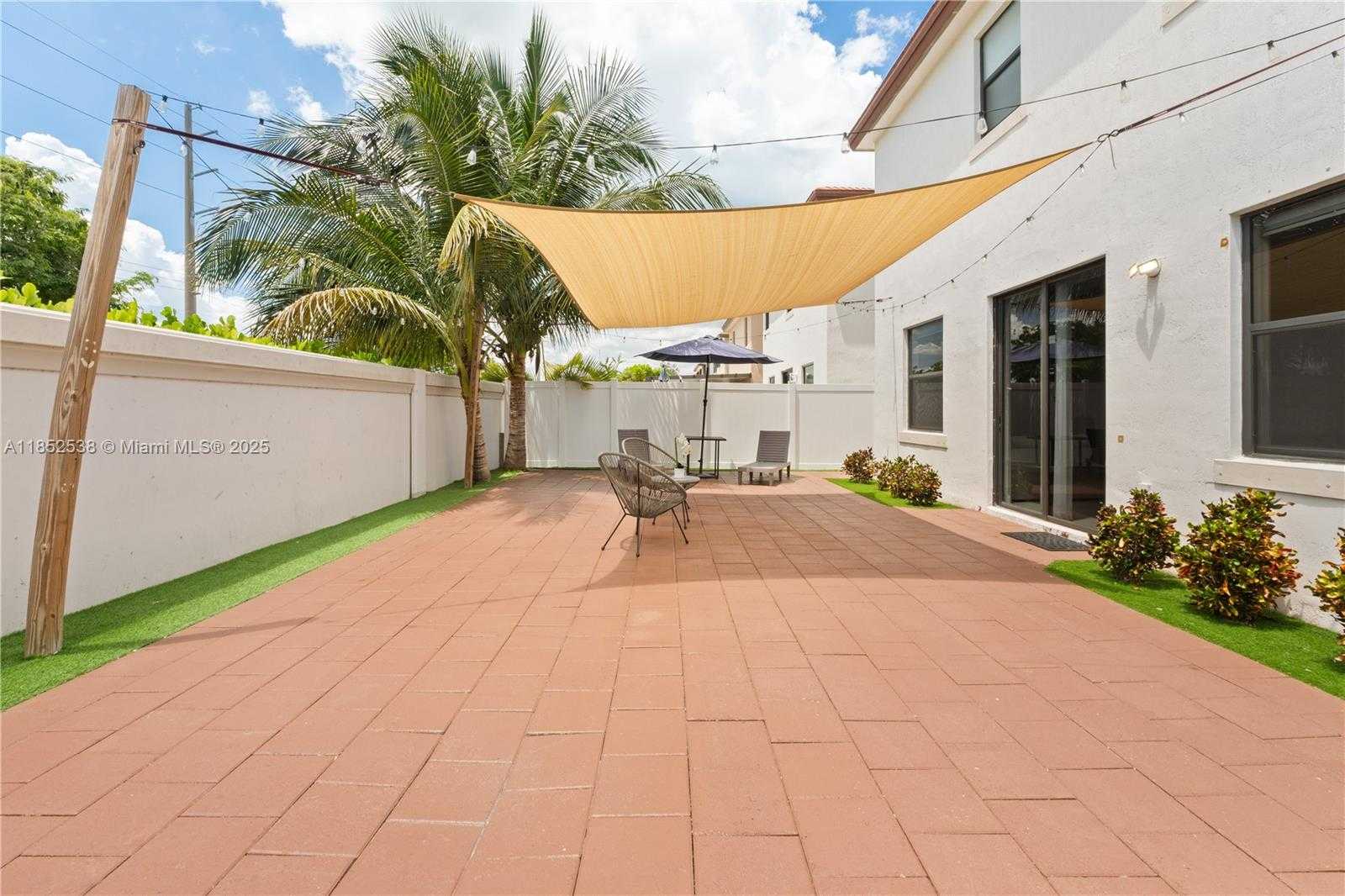 Small Image of 10488 WEST 35TH WAY, Hialeah Number 32