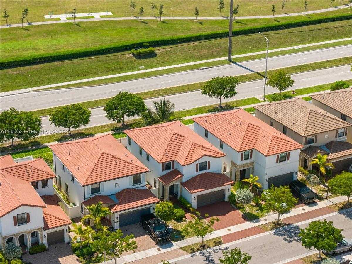 Small Image of 10488 WEST 35TH WAY, Hialeah Number 38