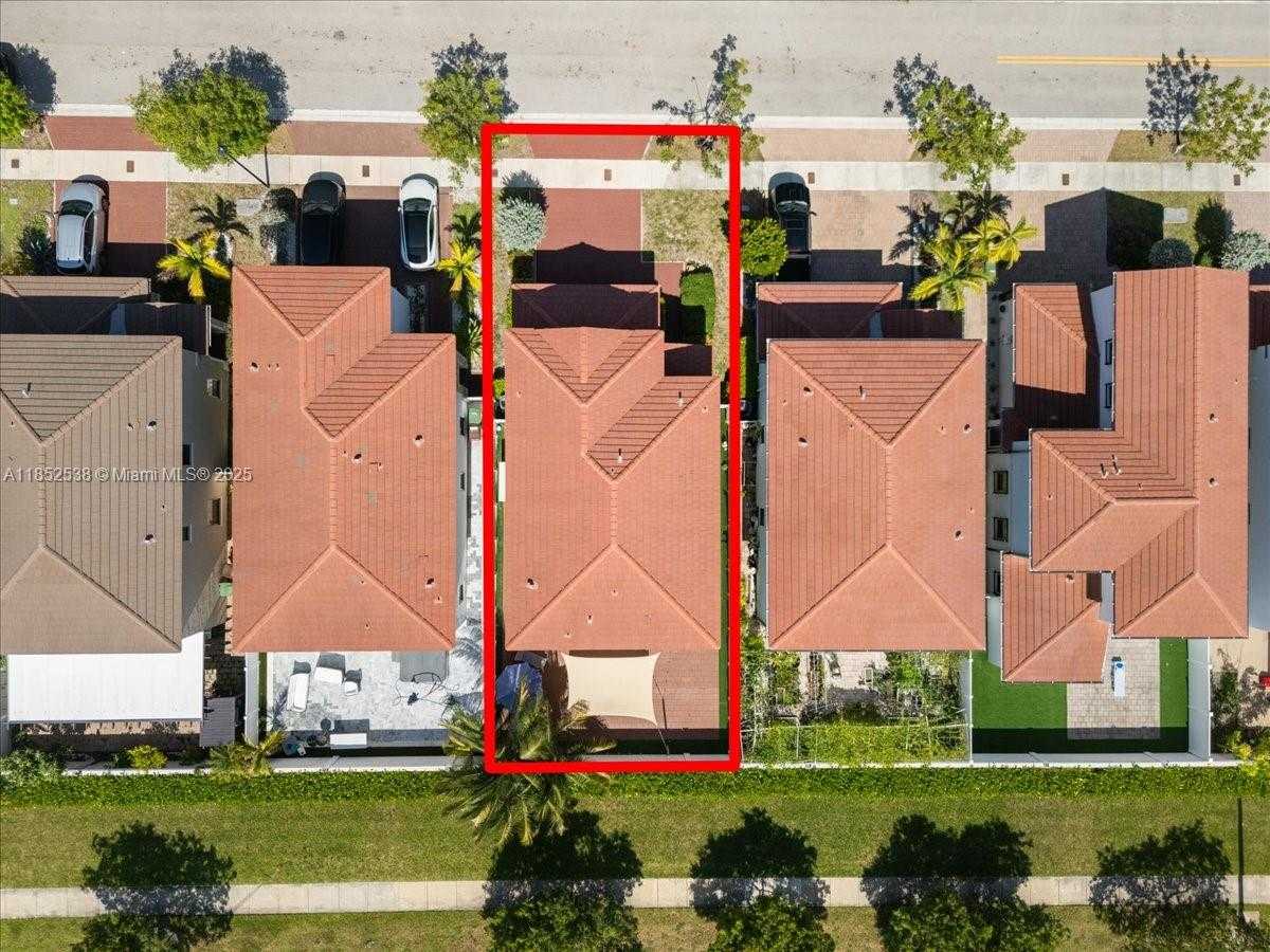 Small Image of 10488 WEST 35TH WAY, Hialeah Number 39