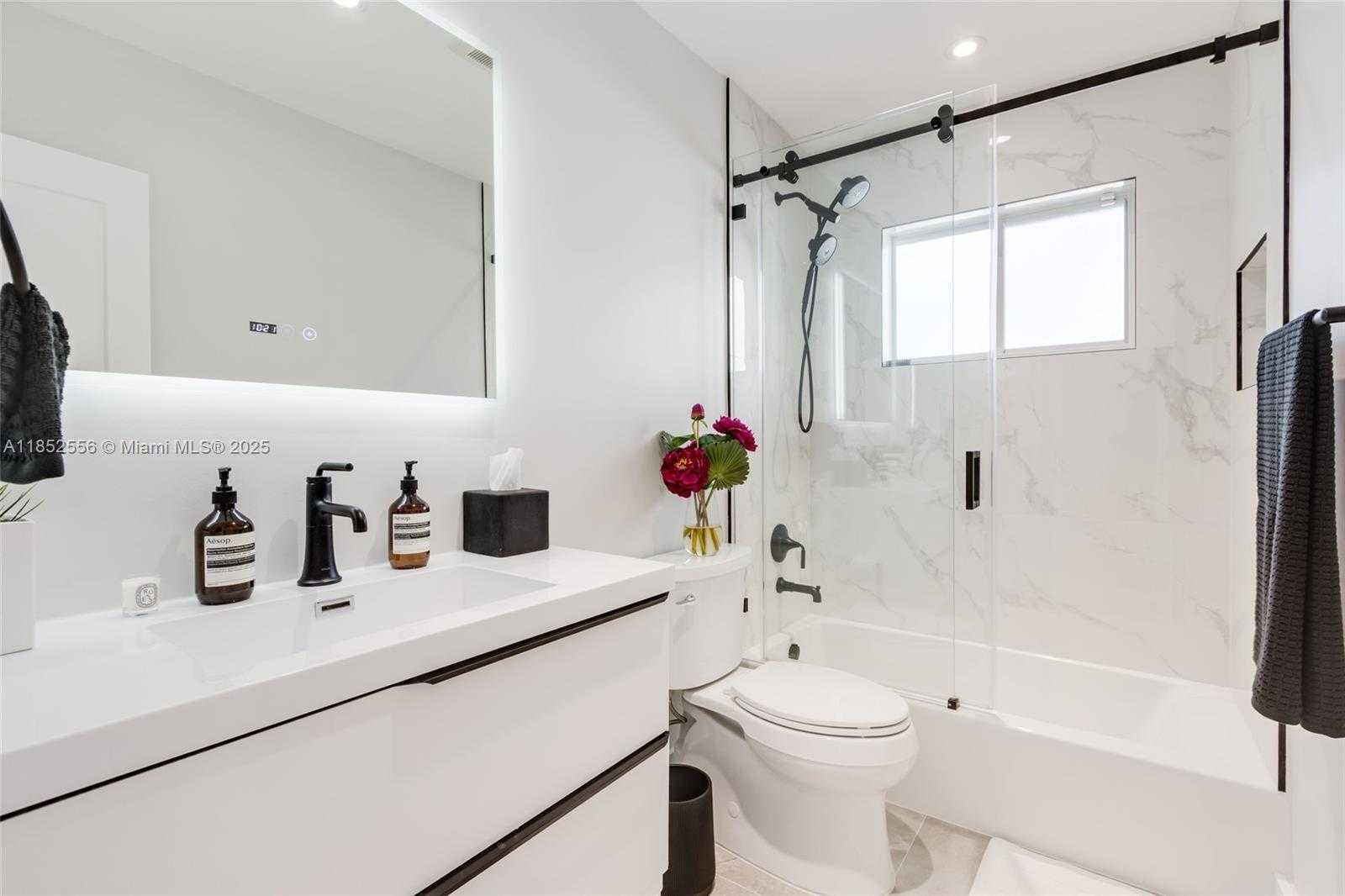 Small Image of 8290 NORTH BAYSHORE DR, Miami Number 11