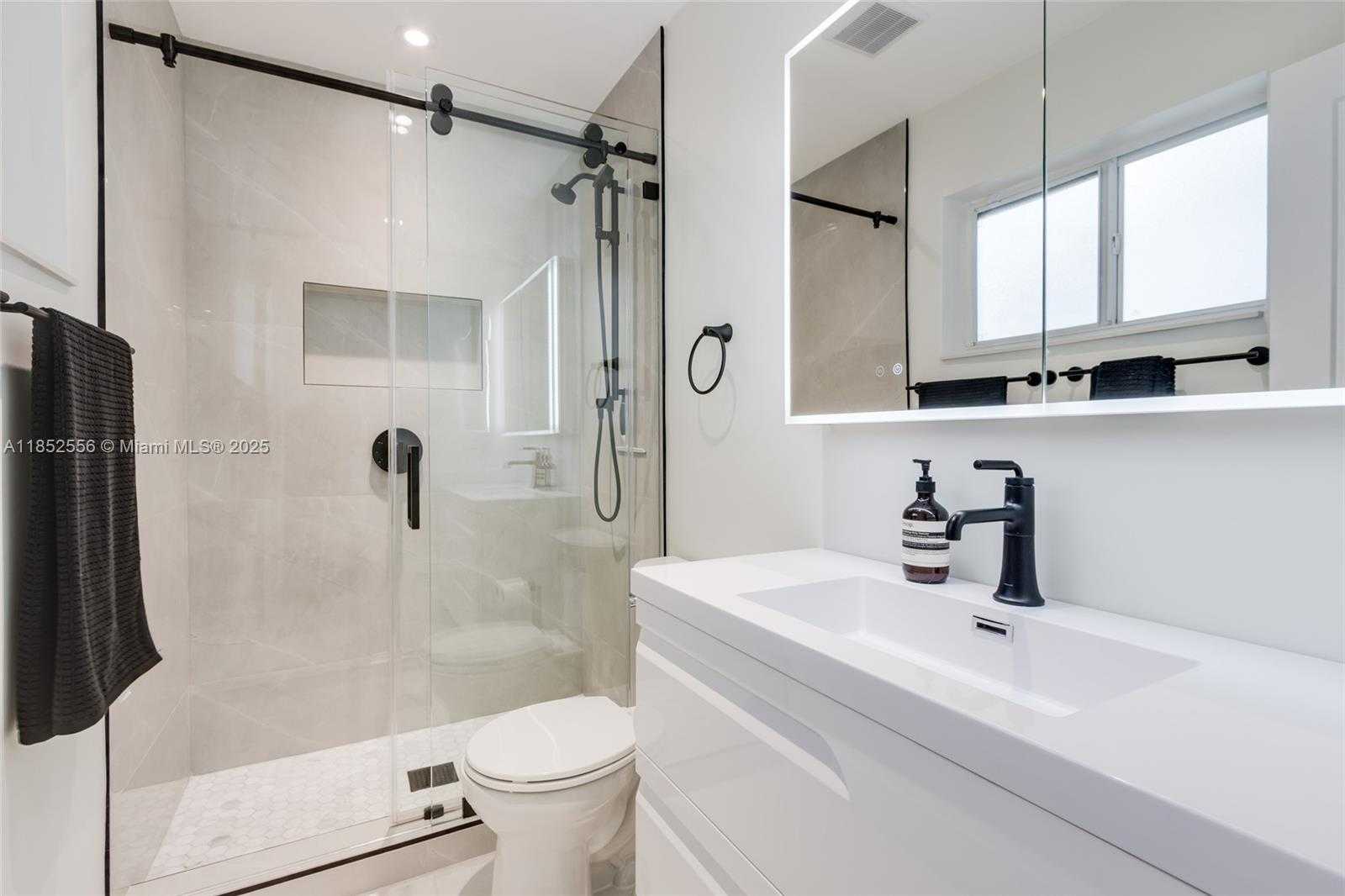 Small Image of 8290 NORTH BAYSHORE DR, Miami Number 16