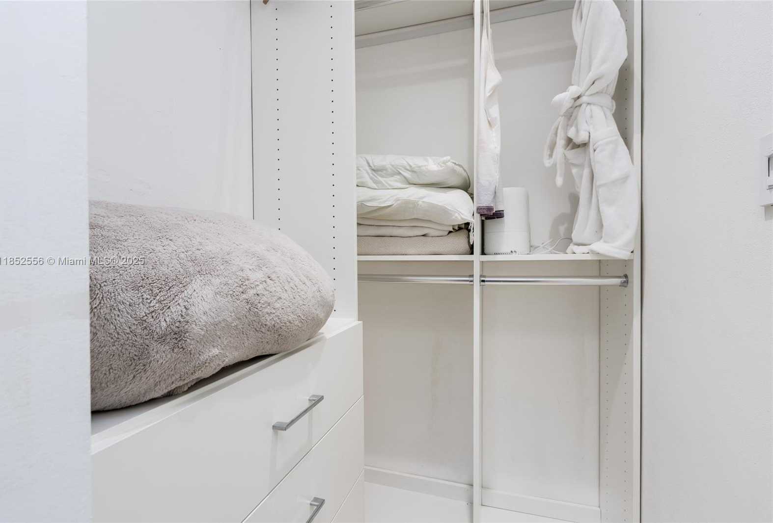 Small Image of 8290 NORTH BAYSHORE DR, Miami Number 17