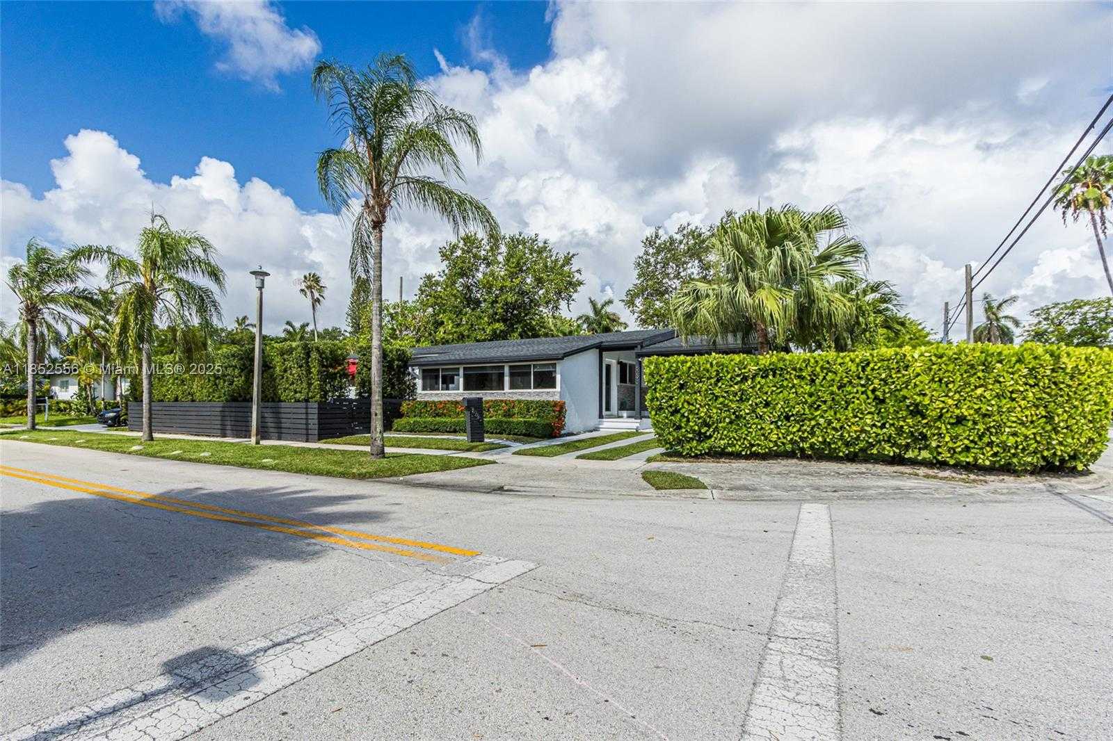 Small Image of 8290 NORTH BAYSHORE DR, Miami Number 22