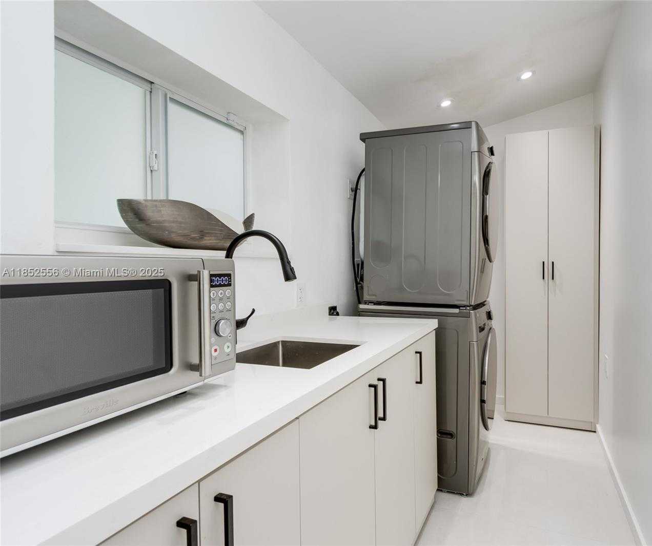 Small Image of 8290 NORTH BAYSHORE DR, Miami Number 9