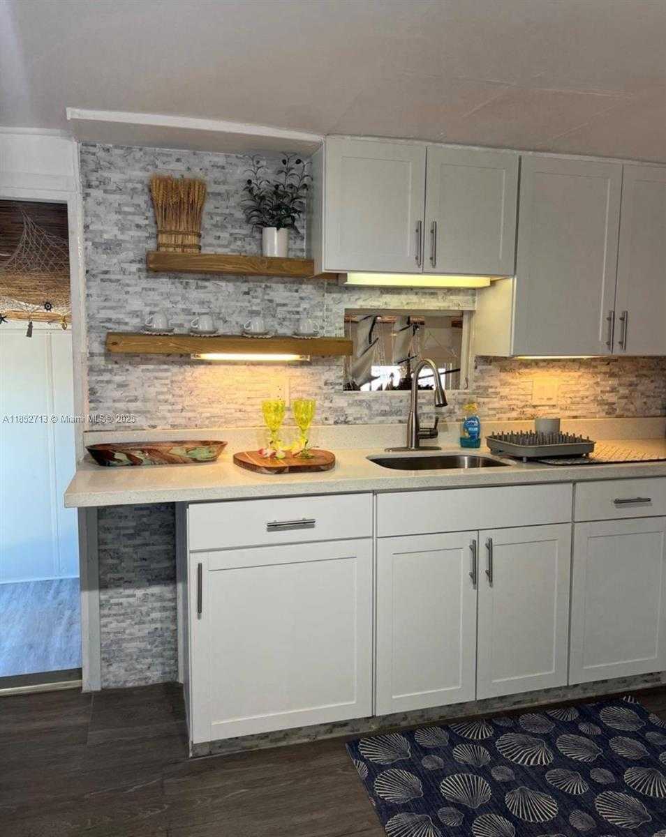 Small Image of 8 GRASSY RD, Key Largo Number 6