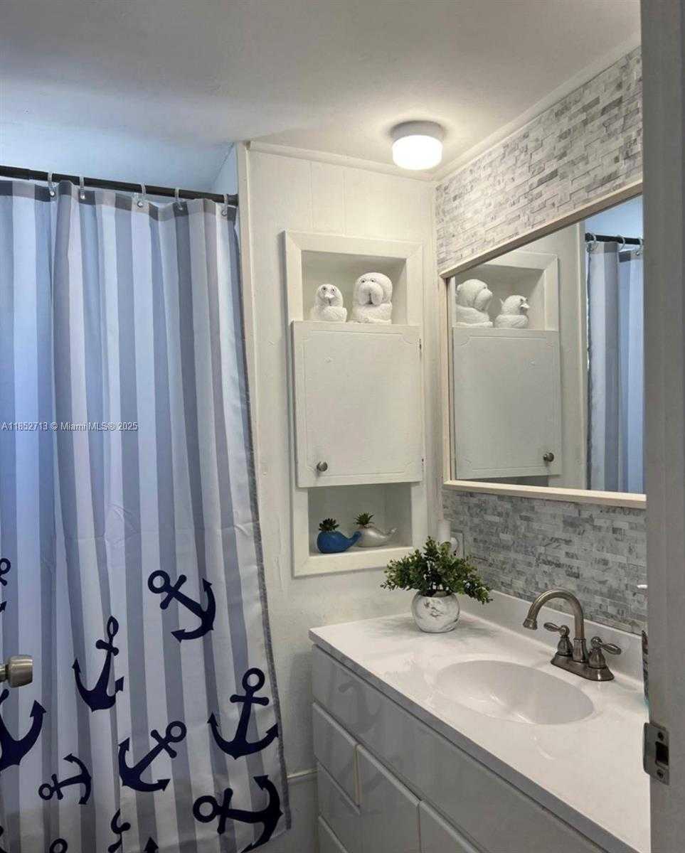 Small Image of 8 GRASSY RD, Key Largo Number 7