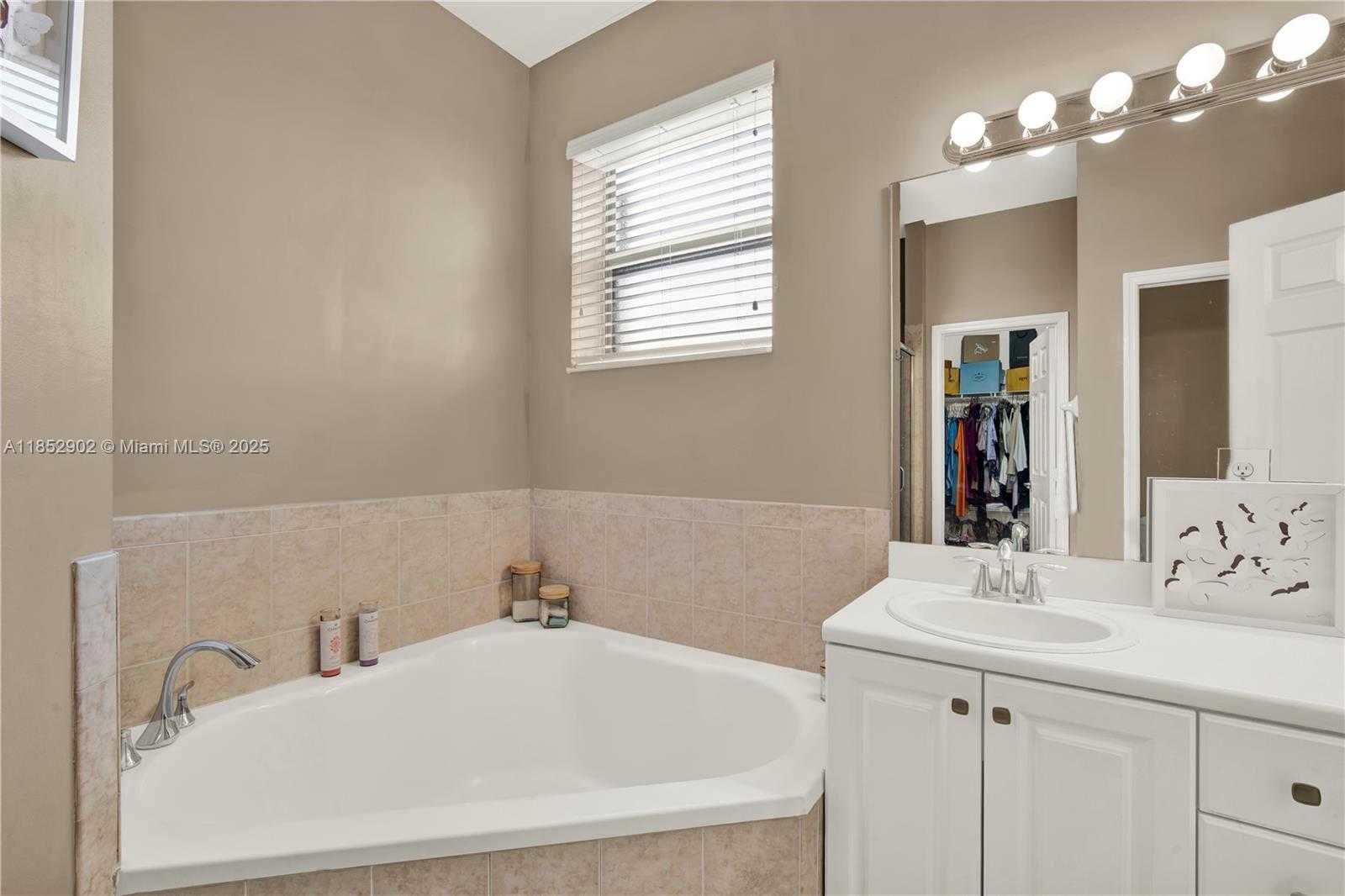 Small Image of 557 SOUTH EAST 37TH PLACE, Homestead Number 32