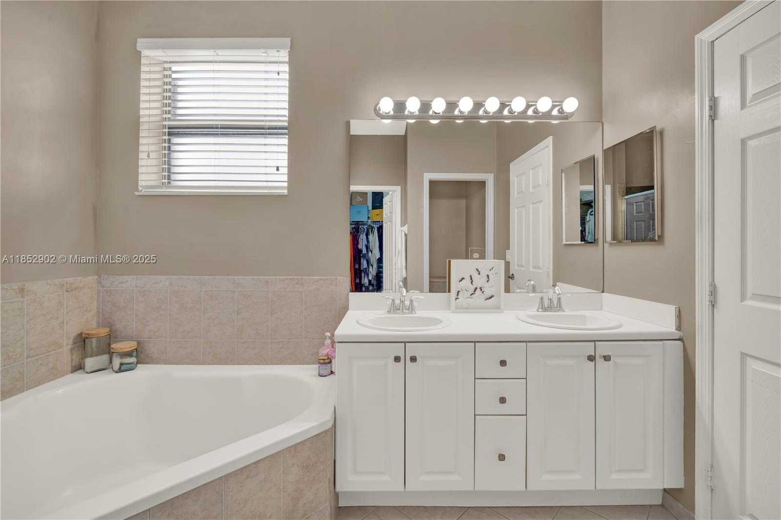 Small Image of 557 SOUTH EAST 37TH PLACE, Homestead Number 33