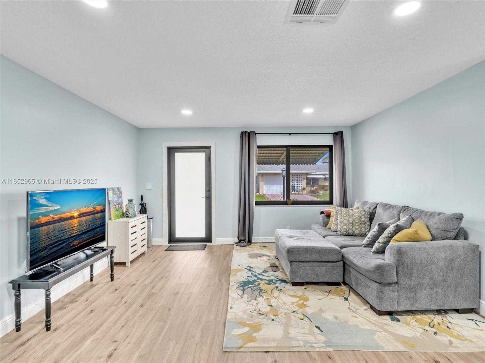 Small Image of 6708 NORTH WEST 58TH CT, Tamarac Number 4