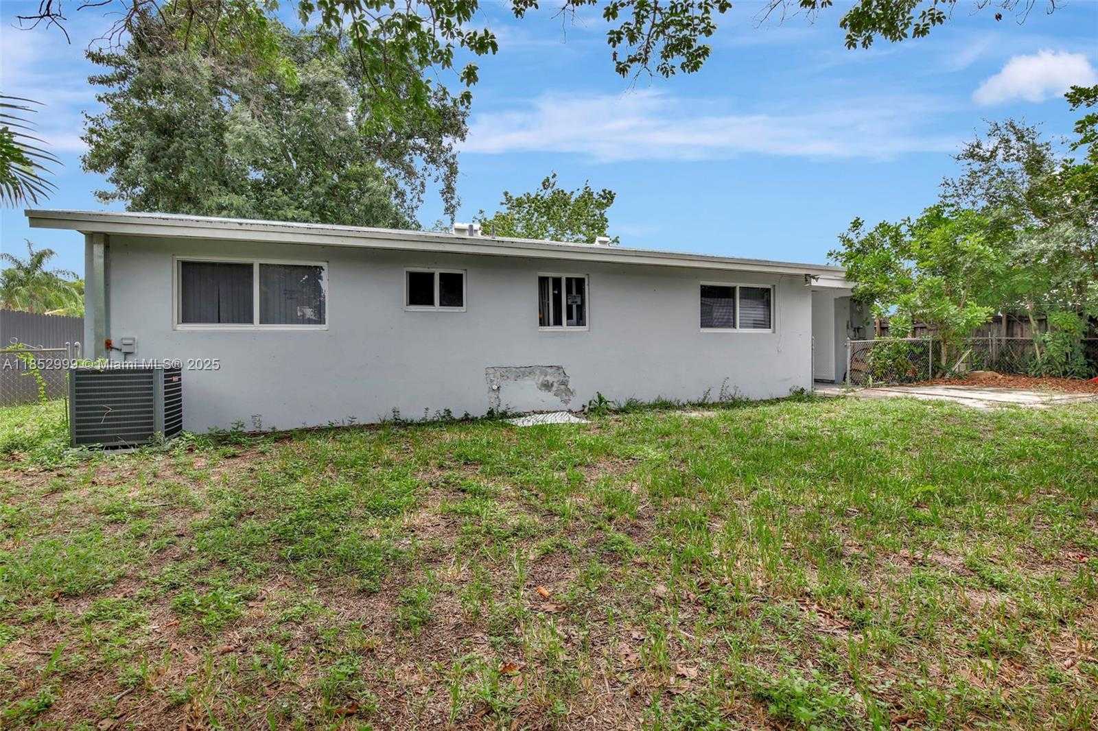 Small Image of 311 SOUTH WEST 68TH TER, Pembroke Pines Number 24