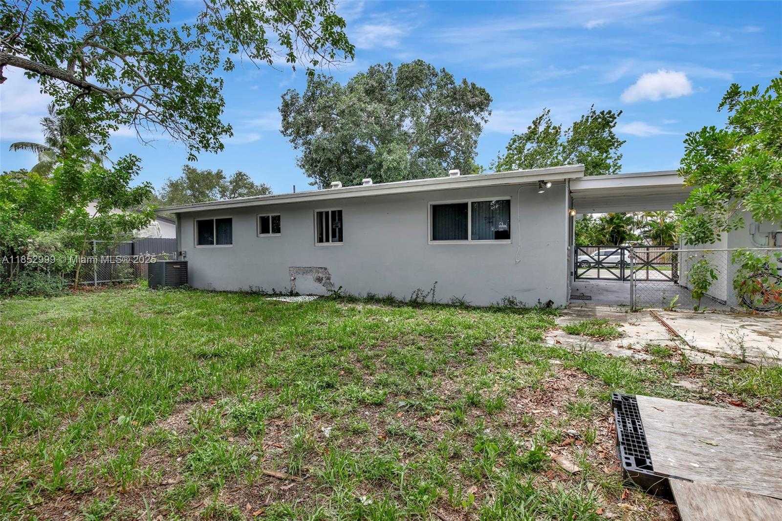 Small Image of 311 SOUTH WEST 68TH TER, Pembroke Pines Number 26