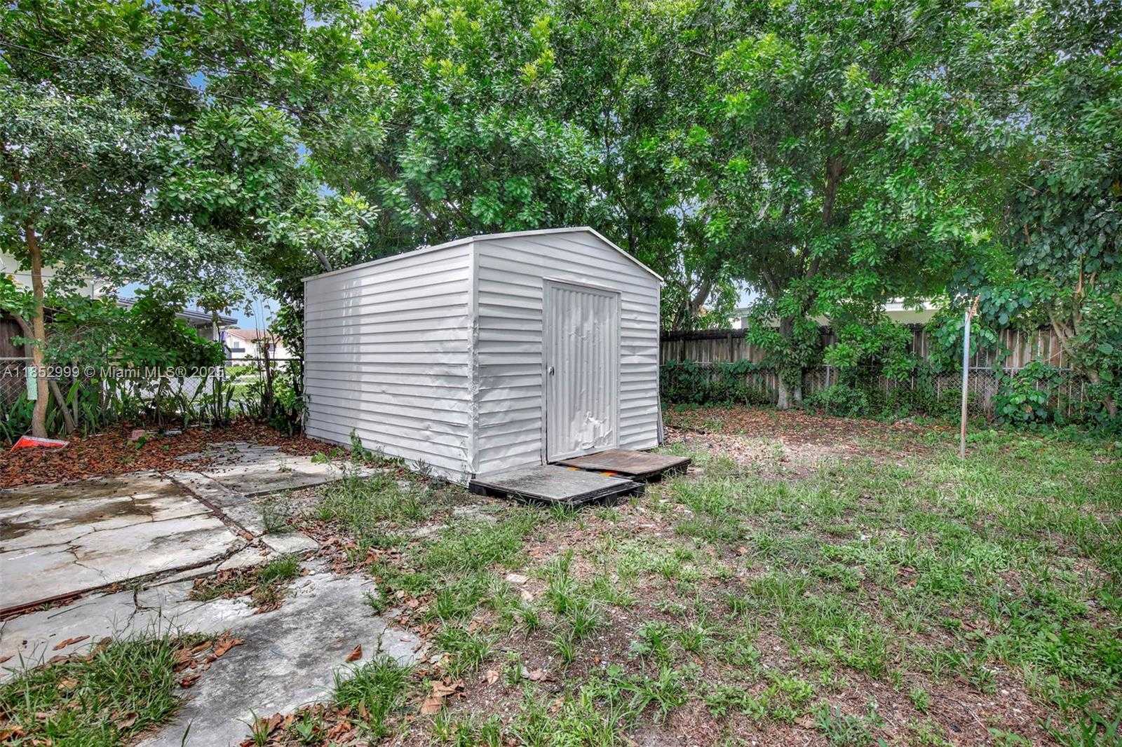 Small Image of 311 SOUTH WEST 68TH TER, Pembroke Pines Number 28
