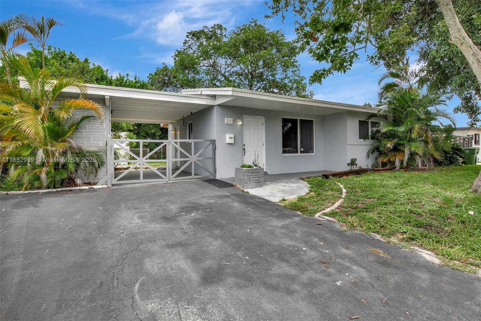 Small Image of 311 SOUTH WEST 68TH TER, Pembroke Pines Number 3