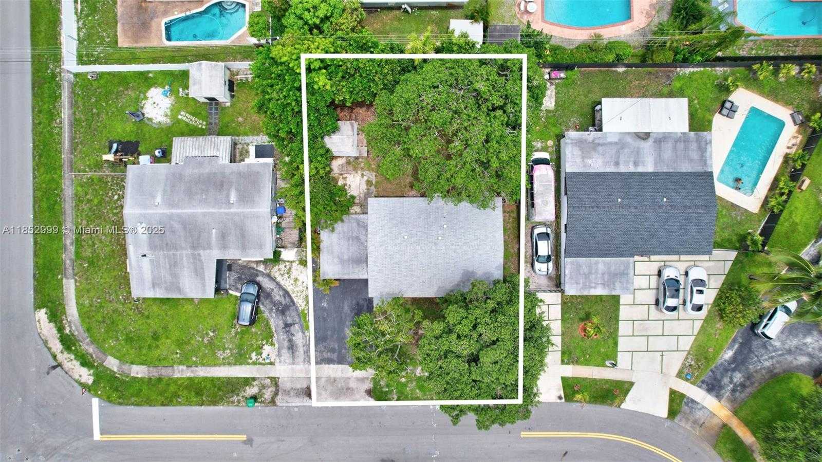 Small Image of 311 SOUTH WEST 68TH TER, Pembroke Pines Number 31