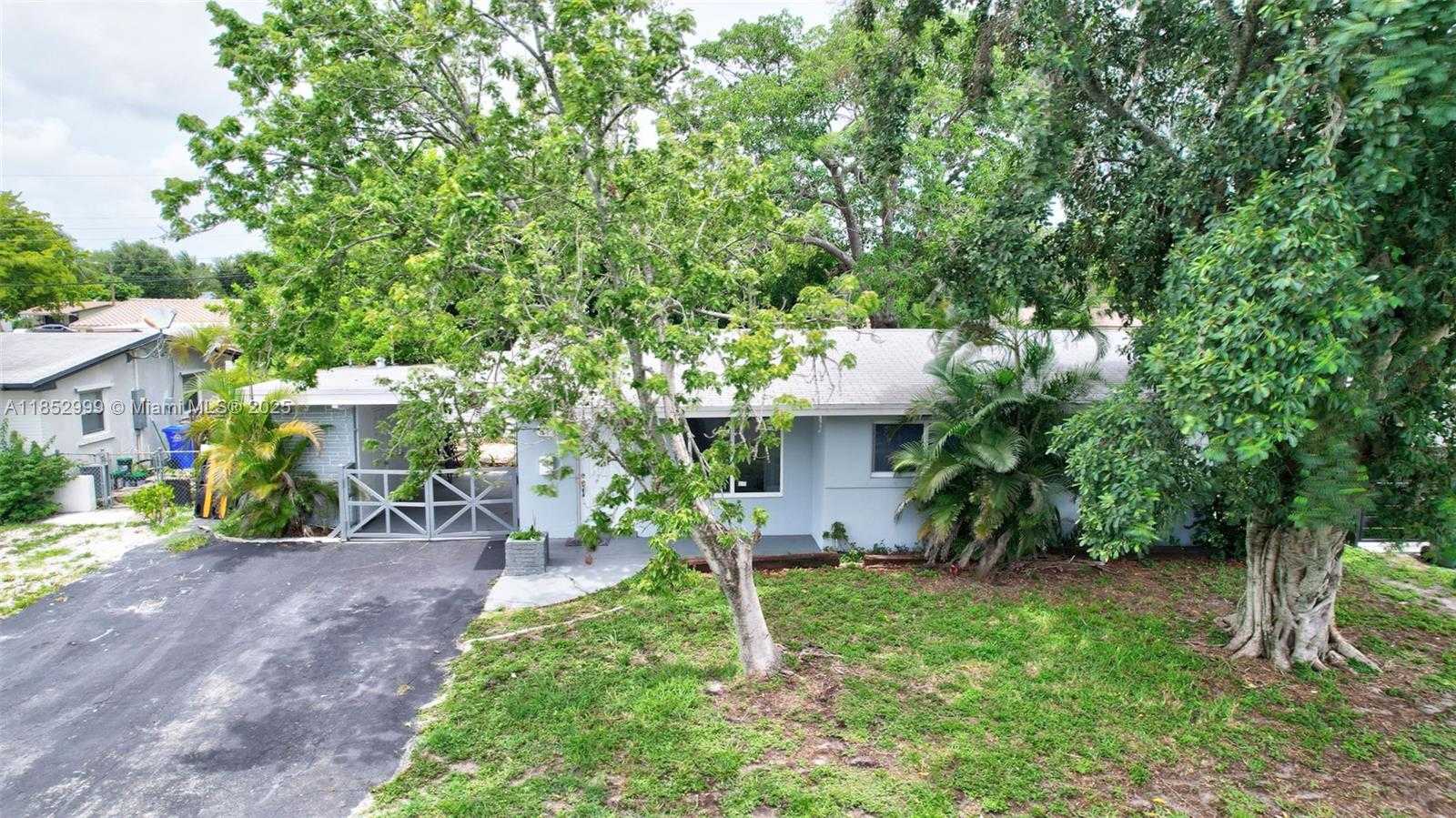 Small Image of 311 SOUTH WEST 68TH TER, Pembroke Pines Number 4
