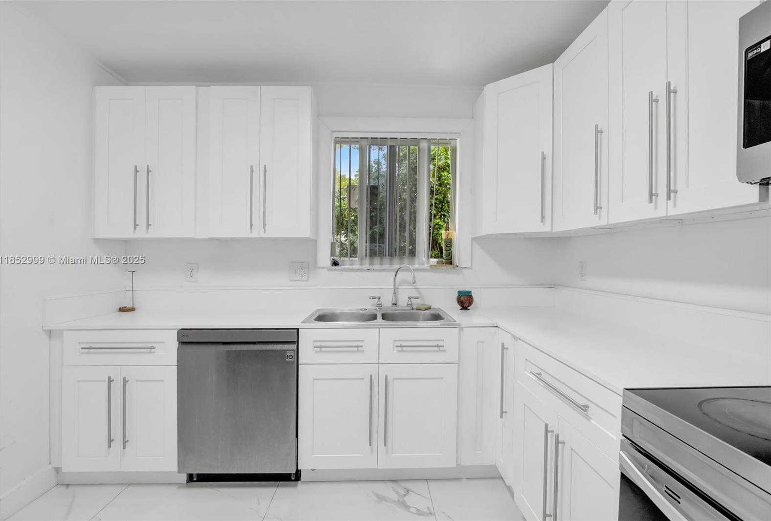 Small Image of 311 SOUTH WEST 68TH TER, Pembroke Pines Number 9