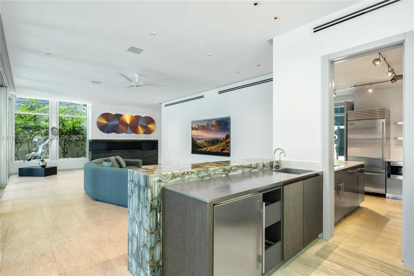 Small Image of 7815 ATLANTIC WAY, Miami Beach Number 12
