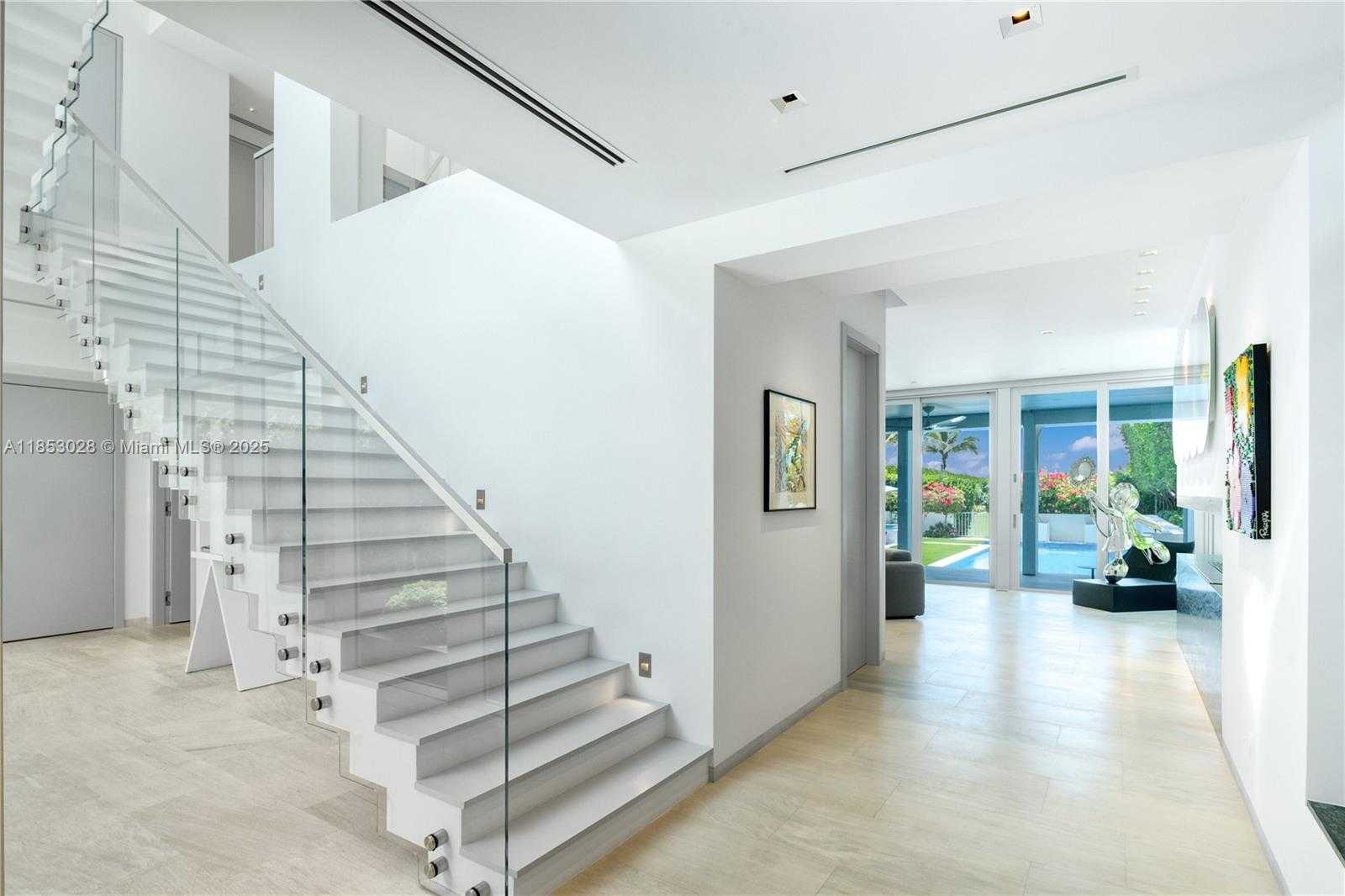 Small Image of 7815 ATLANTIC WAY, Miami Beach Number 13
