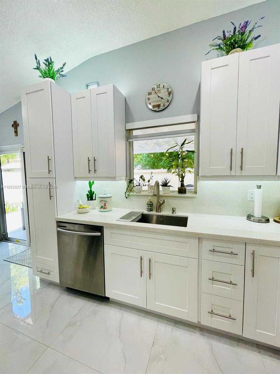 Small Image of 18336 NORTH WEST 6TH ST, Pembroke Pines Number 10